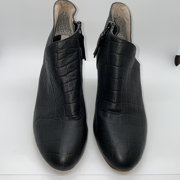 Matt Bernson Shoes Matt Bernson Jagguar Black Croc Ankle Booties size - 7 - Picture 1 of 10